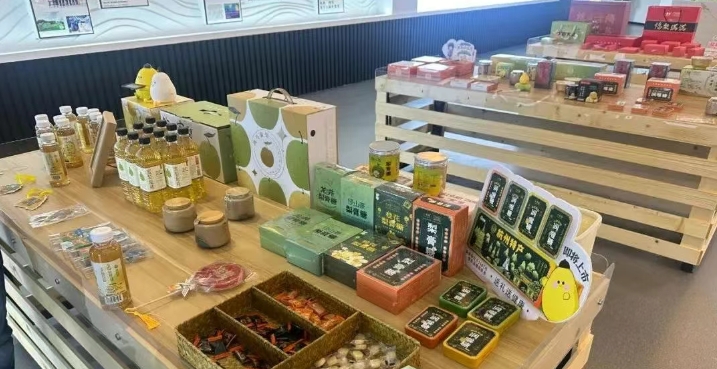 浙江高速石油常务副总经理徐海，浙江省商业总会副秘书长陈军夏等一行领导莅临小热昏调研考察